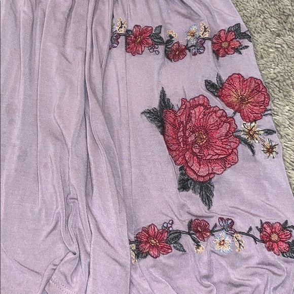 Beautiful off the shoulder embroidered top! - Picture 3 of 3